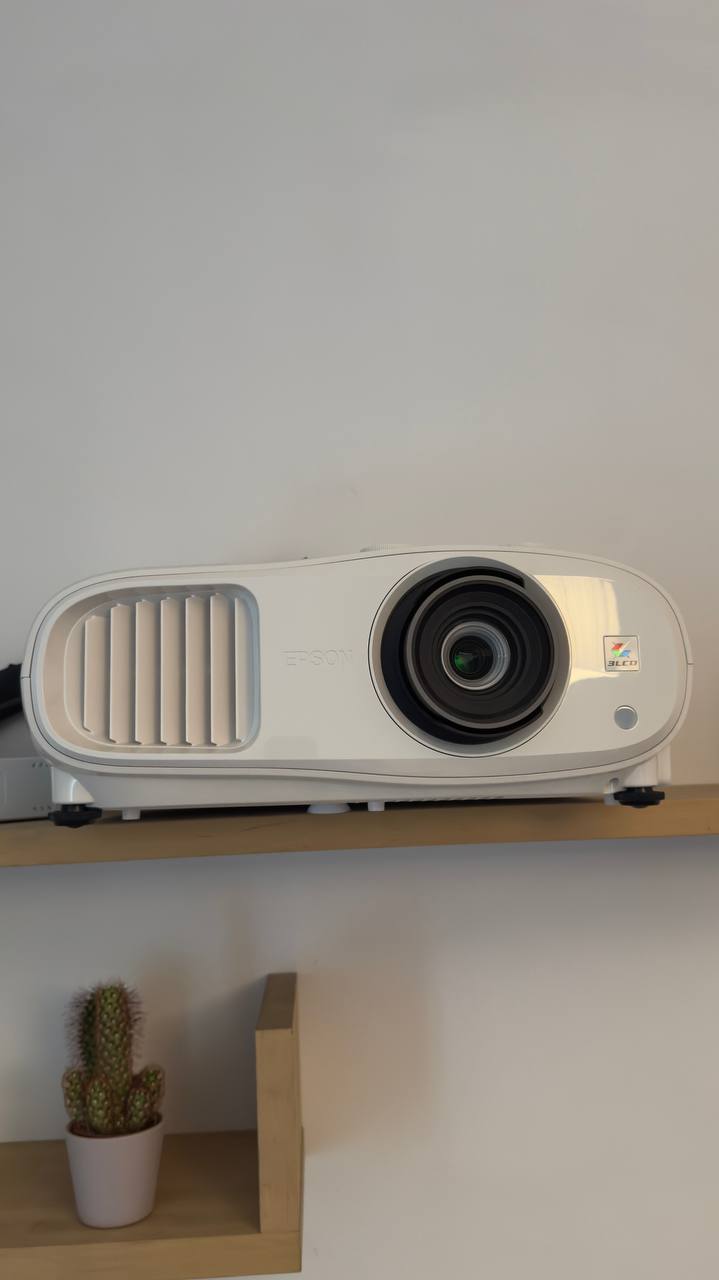 Epson EH-TW7000 4K PRO-UHD projector