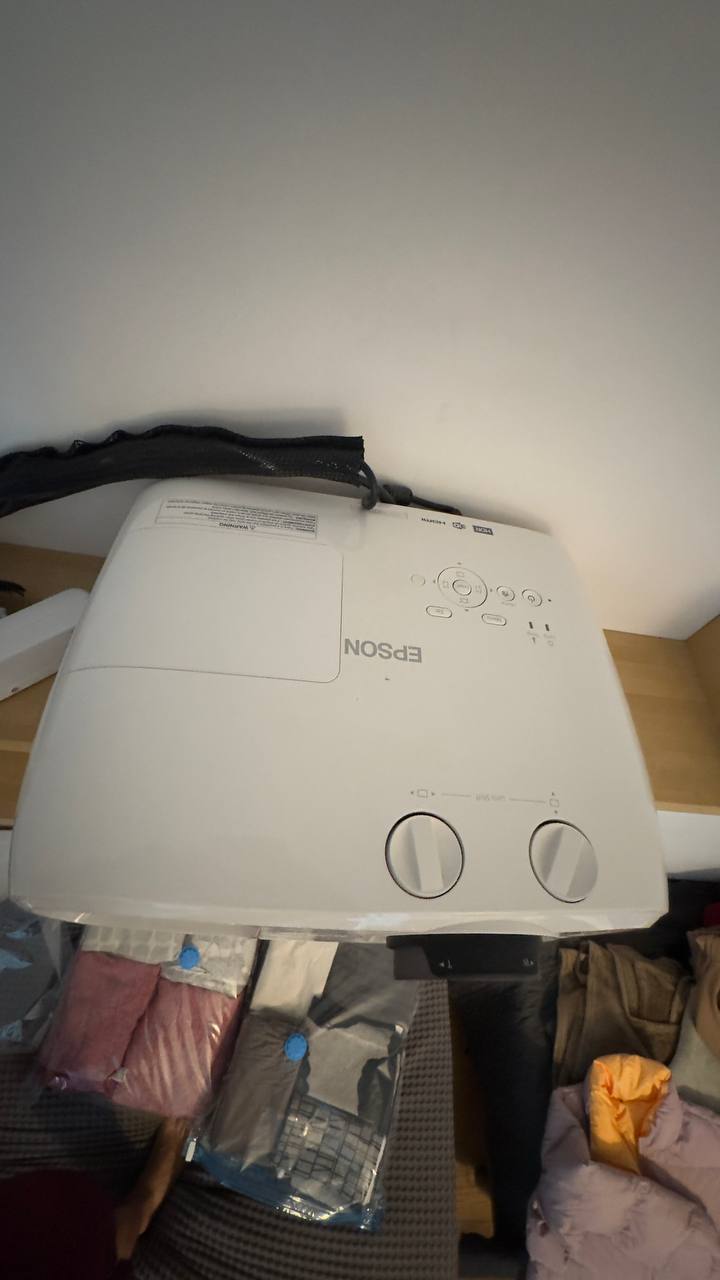 Epson EH-TW7000 4K PRO-UHD projector