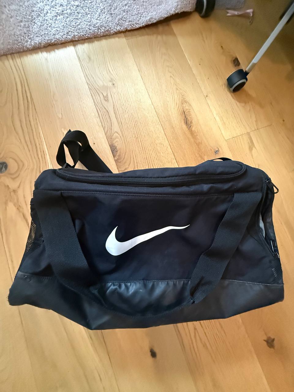 Nike spordikott, must