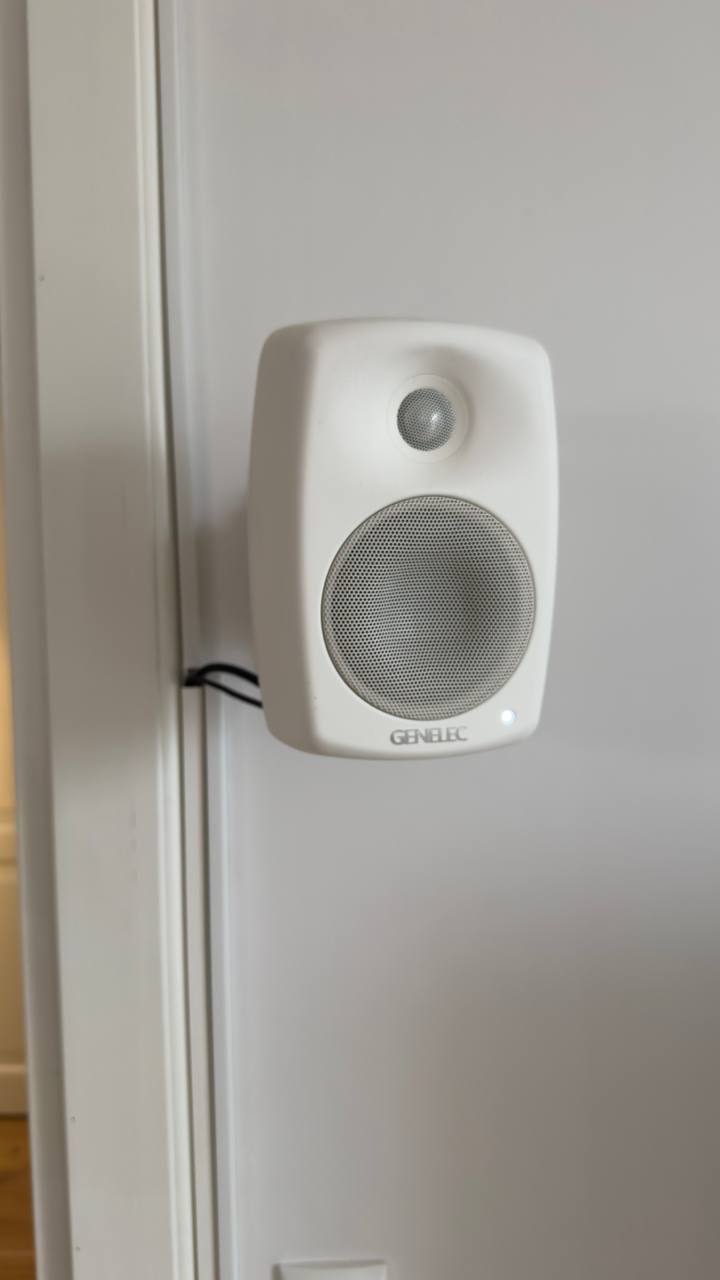 Genelec 5.1 -kaiutinsarja (2x G Two, 3x G One, 5040A) + Marantz SR5011